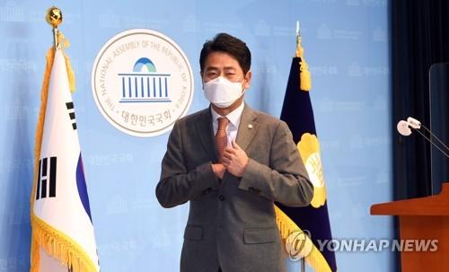 소통관 나서는 전봉민 의원(서울=연합뉴스) 하사헌 기자 = 부산 중견건설사 회장인 부친의 ‘일감 몰아주기’등 편법 증여로 거액의 재산을 형성했다는 의혹이 제기된 국민의힘 전봉민 의원이 지난 22일 탈당 기자회견을 마치고 서울 여의도 국회 소통관을 나서고 있는 모습. toadboy@yna.co.kr