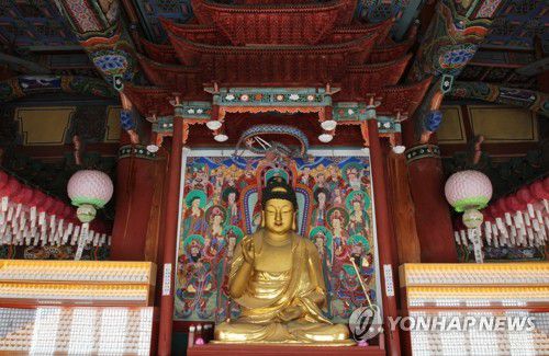 세종시 유일 조선 시대 사찰 '비암사 극락보전' 보물 된다(서울=연합뉴스) 세종시가 시 지정 유형문화재 제1호인 비암사 극락보전이 보물로 지정 예고됐다고 24일 밝혔다.
    사진은 극락보전 내부. [문화재청 제공. 재판매 및 DB 금지] photo@yna.co.kr