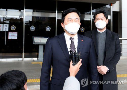 소감 말하는 원희룡 제주지사(제주=연합뉴스) 박지호 기자 = 원희룡 제주지사가 24일 오전 제주지법에서 선거법 위반으로 벌금 90만원을 선고받은 뒤 소감을 말하고 있다. jihopark@yna.co.kr