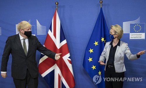 '브렉시트 협상 회동' 전 인사 나누는 EU 집행위원장·英 총리(브뤼셀 AP=연합뉴스) 우르줄라 폰데어라이엔(오른쪽) 유럽연합(EU) 집행위원장이 9일(현지시간) 벨기에 브뤼셀의 EU 본부에서 보리스 존슨(왼쪽) 영국 총리와 만찬 협상 회동에 앞서 인사를 나누고 있다. 양측은 이날 회동에서 브렉시트(영국의 EU 탈퇴) 이후 무역 관계에 대한 협상을 오는 13일까지 마무리 짓기로 합의했다. leekm@yna.co.kr