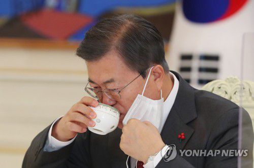 5부요인 초청 간담회 참석한 문 대통령(서울=연합뉴스) 이진욱 기자 = 문재인 대통령이 22일 오전 청와대에서 열린 '5부요인 초청 간담회'에 참석해 있다. 2020.12.22 cityboy@yna.co.kr