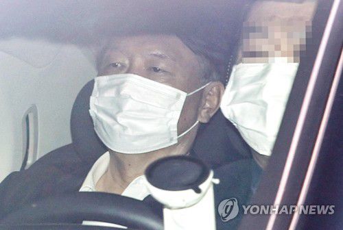 윤석열 검찰총장 업무 복귀(서울=연합뉴스) 류영석 기자 = 행정법원의 검찰총장 징계처분 효력 집행정지 신청 인용에 따라 업무에 복귀한 윤석열 검찰총장이 25일 오후 서울 서초구 대검찰청으로 출근하고 있다.  ondol@yna.co.kr