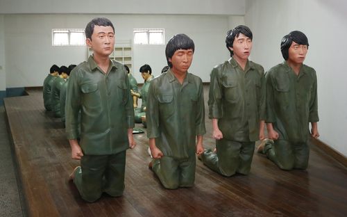 새로 설치된 옛 상무대 영창 인물 모형(광주=연합뉴스) 천정인 기자 = 28일 오전 광주 서구 5·18자유공원 내 옛 상무대 영창에서 인물 모형이 새로 설치돼 있다. 2020.12.28 iny@yna.co.kr