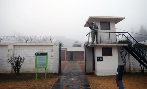 옛 상무대 영창 입구(광주=연합뉴스) 천정인 기자 = 28일 오전 광주 서구 5·18자유공원 내 옛 상무대 영창 입구에 인물 모형이 설치돼 있다. 2020.12.28 iny@yna.co.kr