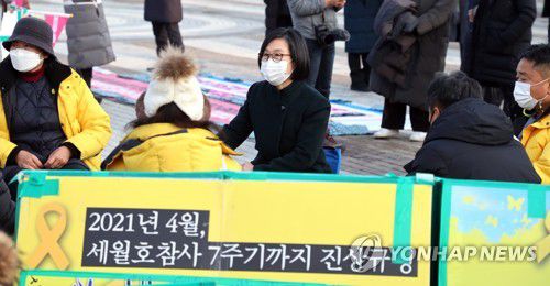 세월호 진상규명 농성장 방문한 김제남 수석(서울=연합뉴스) 최재구 기자 = 청와대 김제남 시민사회수석이 28일 청와대 앞 세월호 진상규명촉구 농성장을 방문해 유가족 등과 면담하고 있다. 2020.12.28 jjaeck9@yna.co.kr