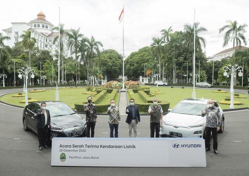 (뉴델리=연합뉴스) 29일 인도네시아 서부자바주 반둥시 주청사에서 진행된 현대차 아이오닉 전기차 2대와 코나 전기차 1대 전달식. 2020.12.29 [현대차 인도네시아 판매법인 제공=연합뉴스. 재판매 및 DB 금지]