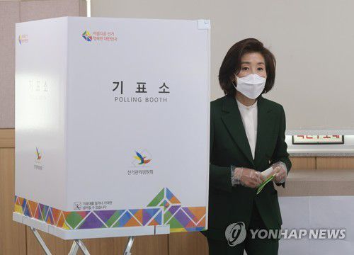 투표하는 나경원 후보(서울=연합뉴스) 정하종 기자 = 제21대 국회의원선거 동작구을 선거구에 출마한 미래통합당 나경원 후보가 15일 오전 서울 동작구 사당1동 주민센터에서 투표하고 있다. 2020.4.15 chc@yna.co.kr