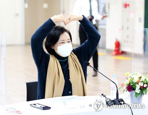 박영선 장관 '머리 위로 하트'(서울=연합뉴스) 박영선 중소벤처기업부 장관이 30일 오후 서울 영등포구 장애인기업종합지원센터에서 열린 장애인단체 간담회에서 온라인 참석자들을 향해 손으로 하트를 만들어 보이고 있다. 2020.12.30 
    [중소벤처기업부 제공. 재판매 및 DB 금지] photo@yna.co.kr