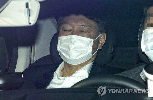 2020년 마지막 출근하는 윤 총장(서울=연합뉴스) 류영석 기자 = 윤석열 검찰총장이 31일 오전 서울 서초구 대검찰청 지하주차장으로 들어가는 차 안에 눈을 감은 채 앉아 있다. 2020.12.31 ondol@yna.co.kr