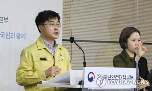 질문에 답변하는 윤태호 방역총괄반장(세종=연합뉴스) 김주형 기자 = 윤태호 중앙사고수습본부 방역총괄반장이 31일 오전 세종시 정부세종청사에서 열린 신종 코로나바이러스 감염증(코로나19) 대응 및 2021년 의사 국시 시행방안 브리핑에서 취재진의 질문에 답변하고 있다.  kjhpress@yna.co.kr