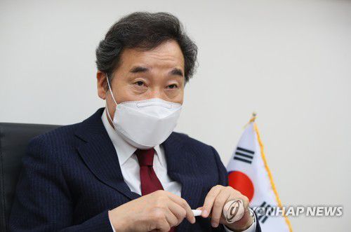 연합뉴스와 신년 인터뷰하는 이낙연(서울=연합뉴스) 진성철 기자 = 더불어민주당 이낙연 대표가 국회 당대표실에서 연합뉴스와 2021년 신축년 새해를 맞아 인터뷰하고 있다. 2021.1.1 zjin@yna.co.kr