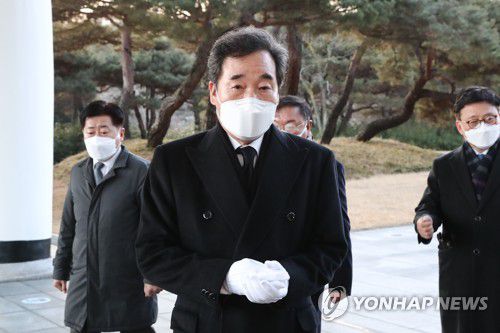 현충탑 나서는 이낙연 대표(서울=연합뉴스) 하사헌 기자 = 신축년 새해 첫 날인 1일 오전 더불어민주당 이낙연 대표가 서울 동작구 국립현충원에서 참배를 마치고 현충탑을 나서고 있다.  2021.1.1 toadboy@yna.co.kr