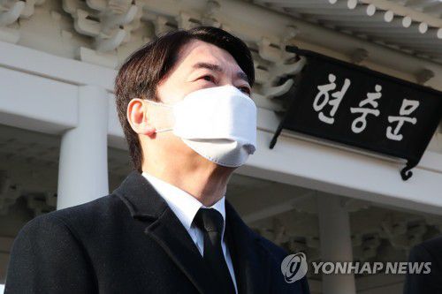 취재진 질문에 답하는 안철수 대표(서울=연합뉴스) 하사헌 기자 = 국민의당 안철수 대표가 1일 신축년 새해 첫날 서울 동작구 국립현충원에서 참배를 마친 뒤 취재진의 질문에 답변하고 있다. toadboy@yna.co.kr