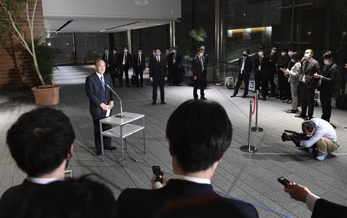 (도쿄 교도=연합뉴스) 일본 총리관저 로비에서 취재에 응하는 스가 요시히데 총리. 코로나19 대응 미숙으로 최근 내각 지지율이 급락했다.