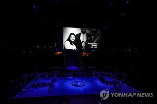 디트로이트와 개막전에 앞서 진행된 타운스 어머니에 대한 추모 시간.[AFP=연합뉴스] Mandatory Credit: Brace Hemmelgarn-USA TODAY Sports