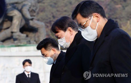 현충원 참배하는 윤석열 검찰총장(서울=연합뉴스) 김인철 기자 = 윤석열 검찰총장이 4일 오전 서울 동작구 국립서울현충원에서 참배하고 있다. 2021.1.4 yatoya@yna.co.kr