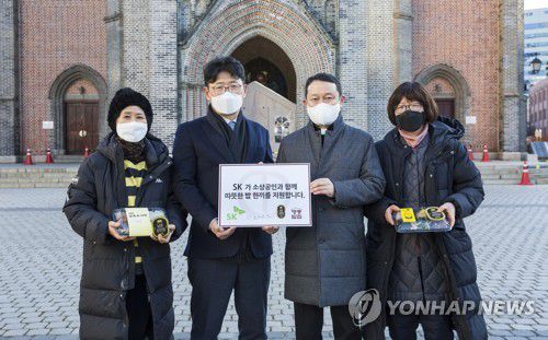 SK, 소상공인 온기 배달 프로젝트 실시(서울=연합뉴스) SK가 코로나19 재확산으로 고통받는 취약계층을 위해 '소상공인 온기 배달 프로젝트'를 진행한다고 5일 밝혔다.
    왼쪽부터 남촌상인회 윤남순 회장, SK수펙스추구협의회 이형희 SV위원장, 한마음한몸 운동본부장 김정환 신부, 남촌상인회 김지영 부회장. 2021.1.5 
    [SK 제공. 재판매 및 DB 금지] photo@yna.co.kr