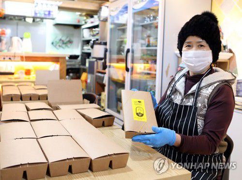 SK, 소상공인 온기 배달 프로젝트 실시(서울=연합뉴스) SK가 코로나19 재확산으로 고통받는 취약계층을 위해 '소상공인 온기 배달 프로젝트'를 진행한다고 5일 밝혔다.
    사진은 남촌상인회 윤남순 회장이 명동밥집에 보낼 도시락을 포장하는 모습. 2021.1.5 
    [SK 제공. 재판매 및 DB 금지] photo@yna.co.kr