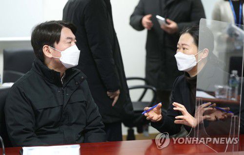 아동학대 예방 현장 방문한 국민의당 안철수 대표(서울=연합뉴스) 국민의당 안철수 대표가 5일 오전 서울 종로구 아동권리보장원에서 열린 아동학대 예방책 마련을 위한 간담회에 참석, 권은희 원내대표와 대화하고 있다.
    이번 간담회는 최근 발생한 '정인이' 학대사건 등 그간 반복적으로 발생해온 아동학대 실태를 파악하고 재발 방지책을 마련하기 위해 열렸다. 2021.1.5 [국회사진기자단] jeong@yna.co.kr