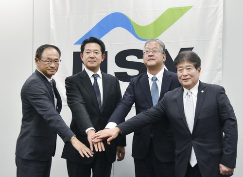 (도쿄 교도=연합뉴스) 6일 오전 일본 도쿄도(東京都)에서 열린 기자회견에서 마에다 요시노리(前田明德, 오른쪽 두번째) '니혼 십야드'(Nihon Shipyard, NSY) 사장 등이 포즈를 취하고 있다.