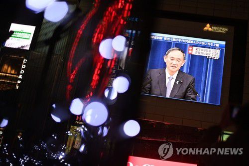 코로나19 긴급사태 선언하는 스가 일본 총리(도쿄 AFP=연합뉴스) 스가 요시히데(菅義偉) 일본 총리가 7일 도쿄에서 기자회견을 통해 신종 코로나바이러스 감염증(코로나19) 긴급사태를 선언하는 모습이 TV화면에 비치고 있다. jsmoon@yna.co.kr