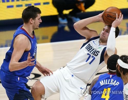 요키치 앞에 두고 슈팅하는 돈치치[AP=연합뉴스]