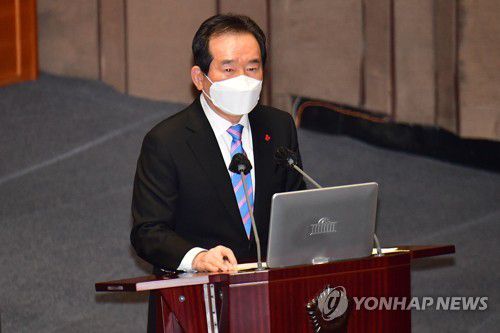 긴급현안질문 답변하는 정세균 국무총리(서울=연합뉴스) 하사헌 기자 = 정세균 국무총리가 8일 서울 여의도 국회 본회의장에서 열린 코로나19로 인한 방역실태, 백신 수급 상황 및 접종 시기에 대한 긴급현안질문에서 의원 질의에 답변하고 있다. 2021.1.8 toadboy@yna.co.kr