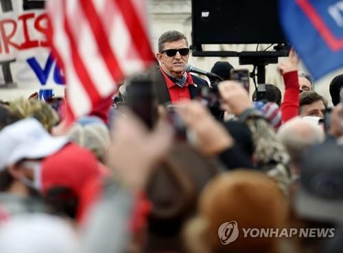 트럼프 대통령 지지집회서 연설하는 플린[AFP=연합뉴스 자료사진]
