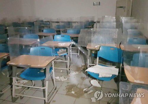 국민대학교 건물 동파로 누수(서울=연합뉴스) 강추위 속에 서울 성북구 국민대학교에서 난방장치 동파로 건물 일부가 침수되고 천장이 무너져내리는 사고가 발생했다. 
    9일 국민대 학생기구인 총학생회 비상대책위원회(비대위)에 따르면 전날 오후 6시 40분께 지상 6층, 지하 1층짜리 종합복지관 건물 3층 열람실 창가 쪽에 있던 난방 장치 2대가 동파돼 누수가 발생했다.
    이 사고로 건물 3층에 있던 열람실이 완전히 침수되고 2층 천장 일부가 무너졌다. 강의실과 복도 일부도 침수됐다. 2021.1.9 [국민대 총학생회 비대위 제공. 재판매 및 DB 금지] photo@yna.co.kr