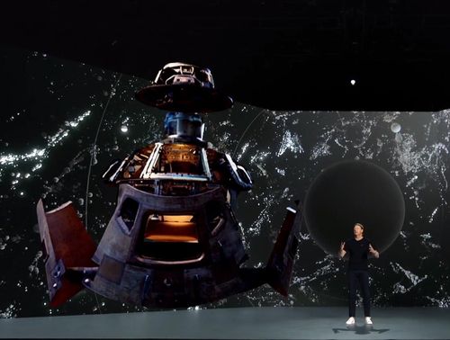 한스 베스트버그 버라이즌 CEO가 11일(현지시간) CES에서 기조연설을 하며 아폴로 11호의 커맨드 모듈을 3차원 증강현실로 재현한 모습을 보여주고 있다. [CES 기조연설 동영상에서 캡처, 재배부 및 DB 금지]