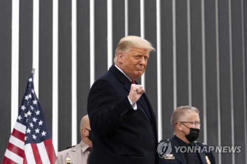 12일(현지시간) 멕시코 국경장벽 방문한 도널드 트럼프 대통령[AP=연합뉴스]