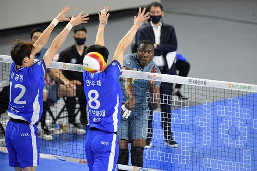 다우디의 강력한 스파이크(서울=연합뉴스) 현대캐피탈 외국인 공격수 다우디가 13일 천안 유관순체육관에서 열린 삼성화재와의 홈경기에서 오픈 공격을 시도하고 있다. [한국배구연맹 제공. 재판매 및 DB금지]