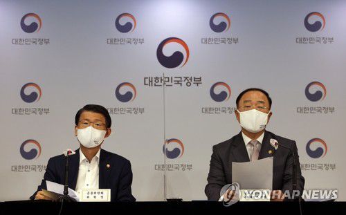홍남기 부총리(우)-은성수 금융위원장[연합뉴스 자료사진]