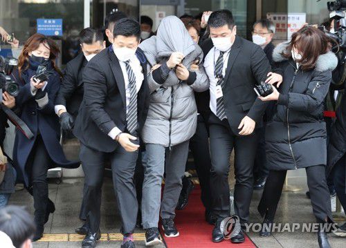 첫 공판 마치고 나오는 '정인이' 양부(서울=연합뉴스) 홍해인 기자 = 16개월 된 입양 딸 정인 양을 학대해 숨지게 한 혐의를 받는 양부모의 첫 재판이 열린 13일 서울남부지법에서 양부 안 모 씨가 재판을 마치고 나오고 있다. 2021.1.13 hihong@yna.co.kr