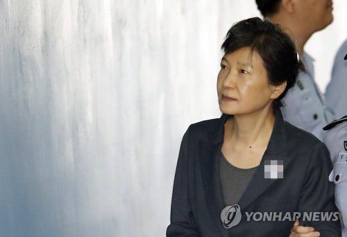 재판 출석하는 박근혜(서울=연합뉴스) 김인철 기자 = 박근혜 전 대통령이 2017년 9월 22일 오전 서울 서초구 서울중앙지법에서 열리는 속행공판에 출석하기 위해 호송차에서 내려 법정으로 향하고 있다. [연합뉴스 자료사진]