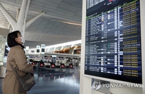 (도쿄 EPA=연합뉴스) 신종 코로나바이러스 감염증(코로나19) 긴급사태 확대 발효와 더불어 14일 일본이 외국인의 신규 입국을 전면 중단한 가운데 도쿄 하네다(羽田) 공항의 전광판에 항공편이 대거 취소된 것으로 표시되고 있다.