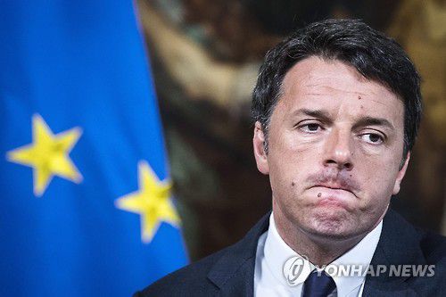 상원의원 감축 개헌 국민투표가 부결된 뒤 총리직 사퇴를 발표하는 마테오 렌치. 2020.6.24. [EPA=연합뉴스 자료사진]