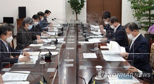 코로나 백신 접종 계획 보고 받는 문 대통령(서울=연합뉴스) 문재인 대통령이 15일 청와대에서 정은경 질병관리청장으로부터 코로나19 예방접종 준비 계획을 보고 받고 있다. 2021.1.15 [청와대 제공. 재판매 및 DB금지] jjaeck9@yna.co.kr