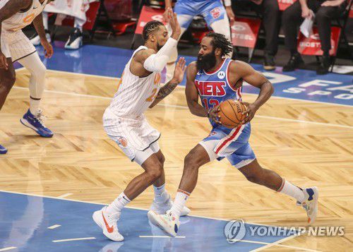 돌파를 시도하는 제임스 하든(오른쪽).[USA투데이 스포츠=연합뉴스]