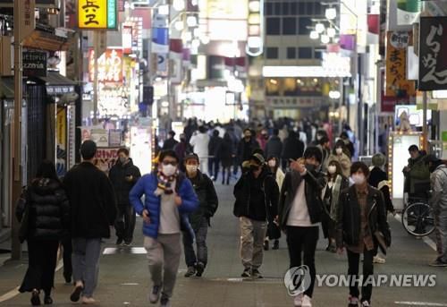 코로나19 긴급사태 발효 5일째인 지난 13일 도쿄 신주쿠(新宿) 거리 모습. [EPA=연합뉴스 자료사진]