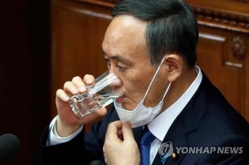 (도쿄 로이터=연합뉴스) 스가 요시히데 일본 총리가 18일 개원한 정기국회에 출석해 올해 정책 방향을 밝히는 시정방침 연설을 하던 중 물을 마시고 있다. jsmoon@yna.co.kr