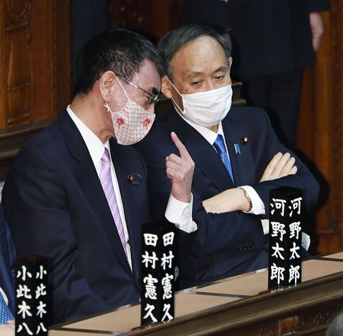 (도쿄 교도=연합뉴스) 스가 요시히데 총리(오른쪽)가 18일 정기국회 개원식에서 고노 다로 행정개혁상과 대화를 나누고 있다.