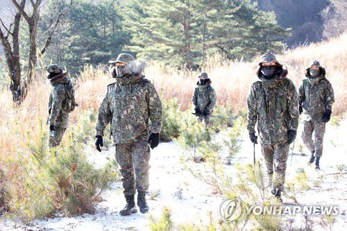 ASF 감염 멧돼지 폐사체 찾아 나선 군 장병[연합뉴스 자료사진]
