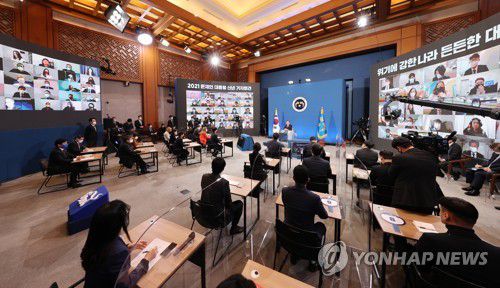 질문에 답하는 문재인 대통령(서울=연합뉴스) 최재구 기자 = 문재인 대통령이 18일 청와대 춘추관에서 열린 신년 기자회견에서 기자의 질문에 답하고 있다. 2021.1.18 jjaeck9@yna.co.kr