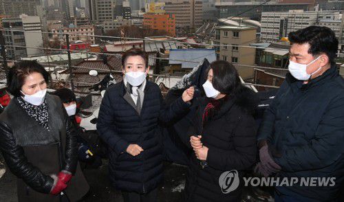 도시재생사업 현장 방문한 나경원(서울=연합뉴스) 서울시장 선거에 출마한 국민의힘 나경원 전 의원(왼쪽 두번째)이 18일 서울 용산구 서계동 도시재생사업현장을 찾아 주민들과 이야기를 나누고 있다.   2021.1.18   [국회사진기자단] zjin@yna.co.kr