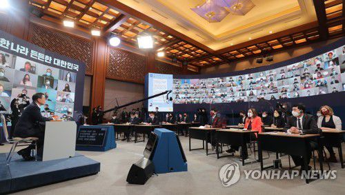 신년기자회견 질문에 답하는 문 대통령(서울=연합뉴스) 최재구 기자 = 문재인 대통령이 18일 청와대 춘추관에서 열린 신년 기자회견에서 기자의 질문에 답하고 있다.  jjaeck9@yna.co.kr