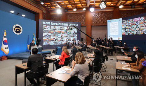 신년기자회견 질문받는 문재인 대통령(서울=연합뉴스) 최재구 기자 = 문재인 대통령이 18일 청와대 춘추관에서 열린 신년 기자회견에서 기자들의 질문을 받고 있다. 2021.1.18 jjaeck9@yna.co.kr