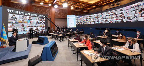 질문 듣는 문재인 대통령(서울=연합뉴스) 최재구 기자 = 문재인 대통령이 18일 청와대 춘추관에서 열린 신년 기자회견에서 일본 언론사 기자의 질문을 듣고 있다. 2021.1.18 jjaeck9@yna.co.kr