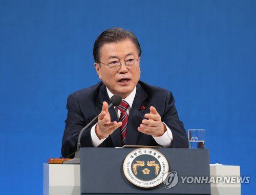 신년 기자회견 답변하는 문재인 대통령(서울=연합뉴스) 최재구 기자 = 문재인 대통령이 18일 청와대 춘추관에서 열린 신년 기자회견에서 기자의 질문에 답하고 있다.jjaeck9@yna.co.kr