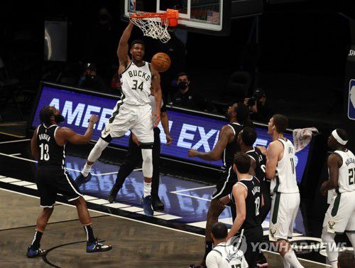 덩크 슛하는 밀워키 아데토쿤보.[EPA=연합뉴스]